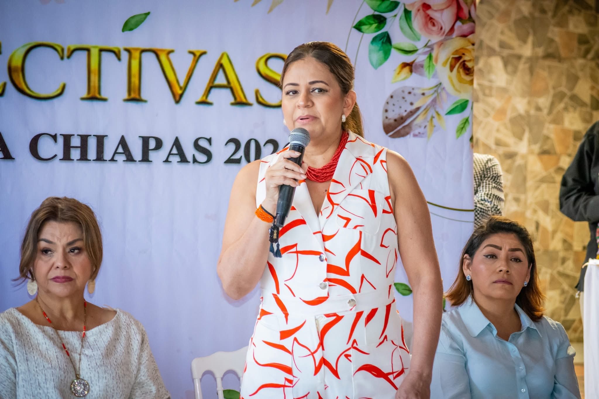 Candidata junto a la comunidad en el Parque Central de Cintalapa